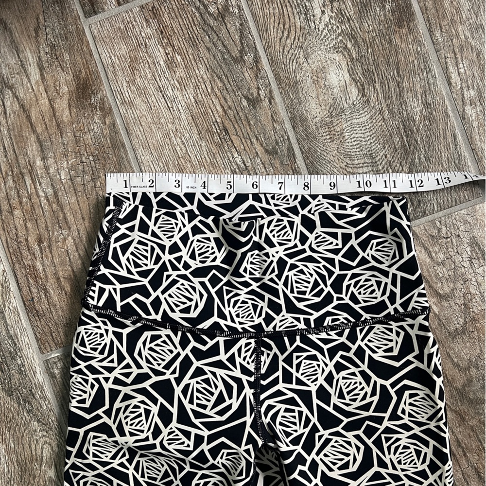 Lululemon Athletica High Times Pant, Geometric Rose Print, Black White, Size 6 - Picture 3 of 7